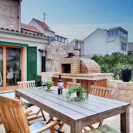 Stone Lemon With Pool In Βις