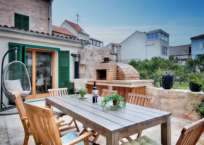 Stone Lemon With Pool In Βις