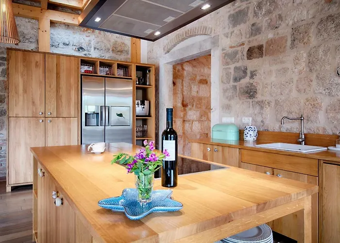 Stone Lemon With Pool In Βίλα Βις