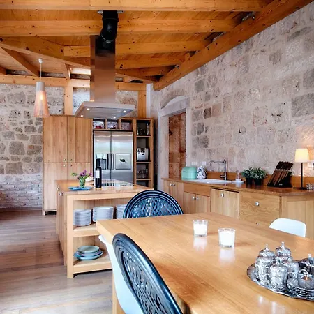 Stone Lemon With Pool In Villa Vis