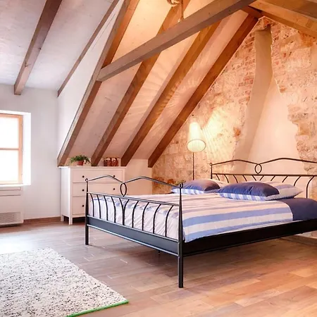 Stone Lemon With Pool In 비스