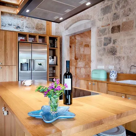 Stone Lemon With Pool In Vila Vis