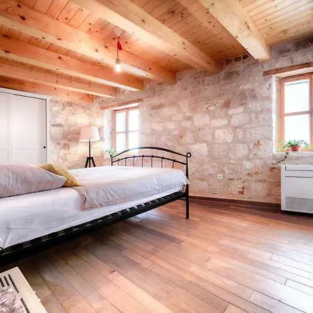 Stone Lemon With Pool In * Vis